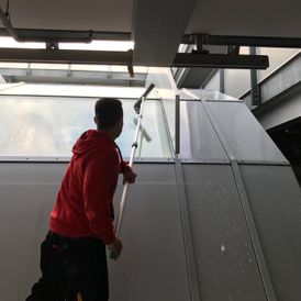 Francesco Gjoka Glas- und Gebäudereinigung - bei der Arbeit